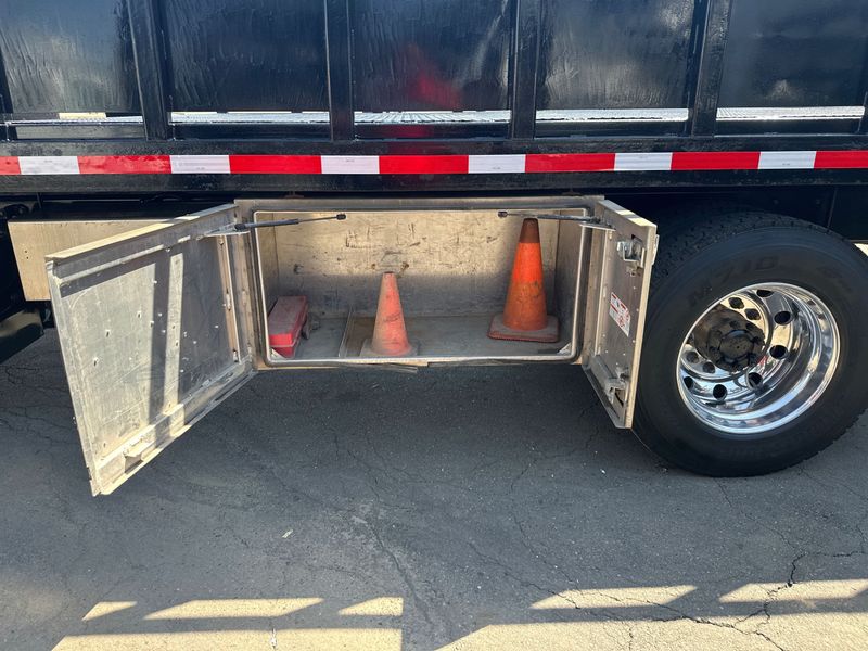 の 2011 Freightliner M2 106 | Stapleton Motors