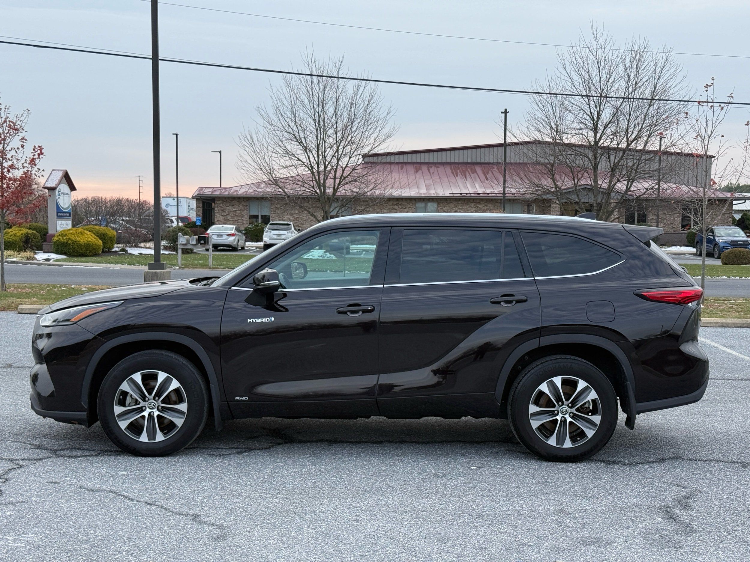 2021 Toyota Highlander Hybrid XLE photo 2
