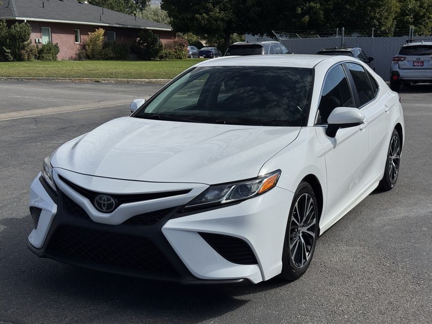 2018 Toyota Camry — SE, photo 1 of 14