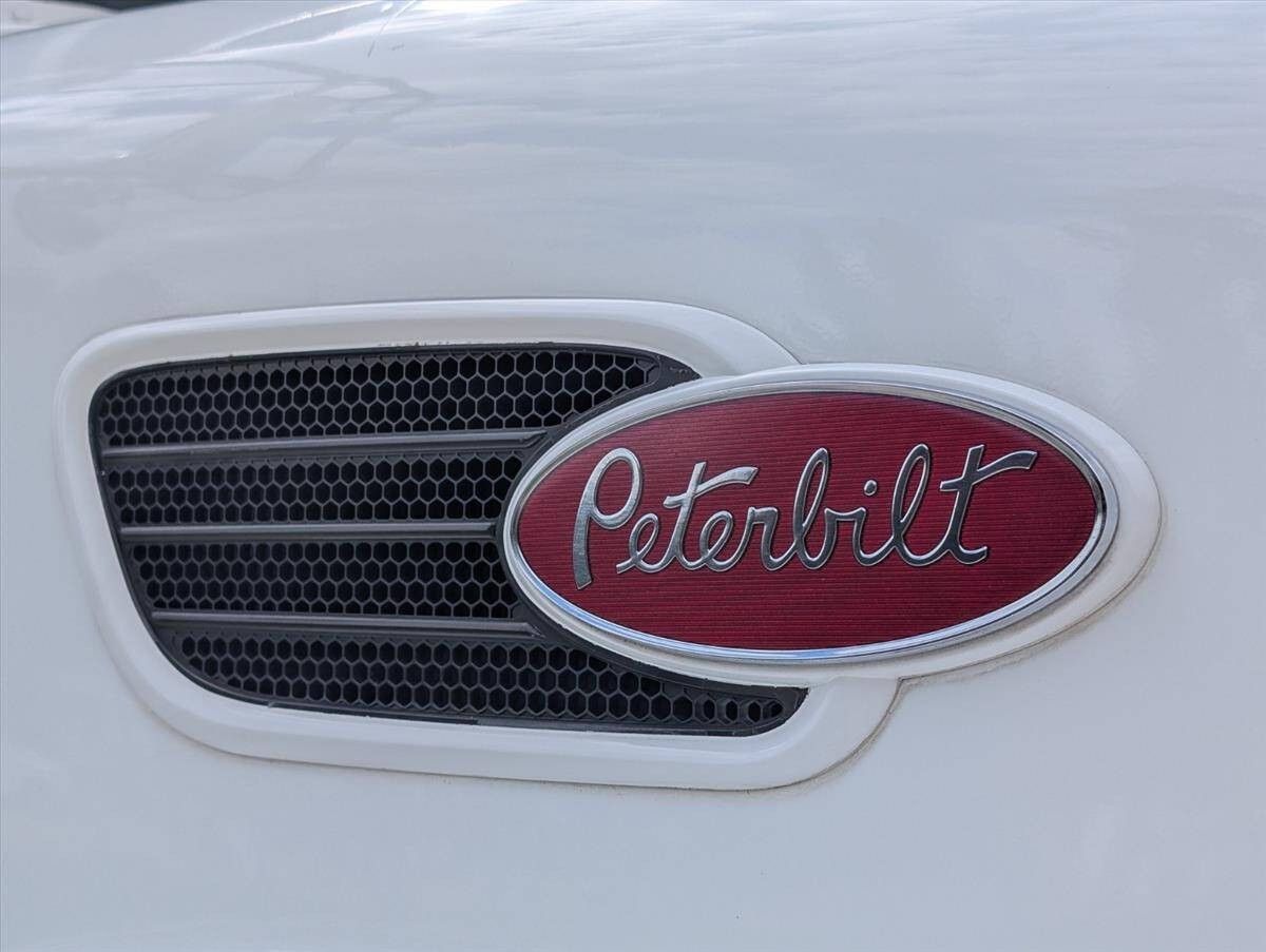 2007 Peterbilt 335 34