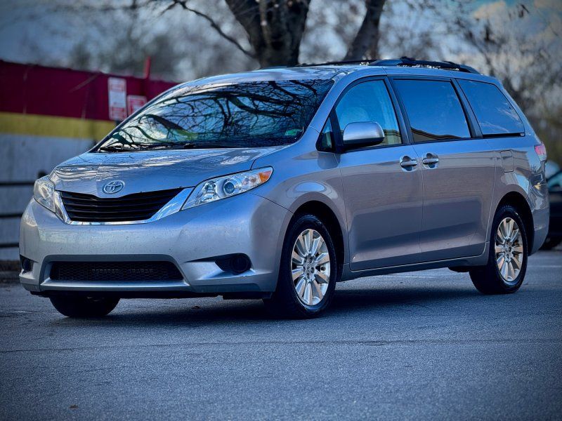 2012 Toyota Sienna LE photo 3
