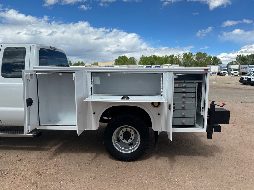 View vehicle photo 7