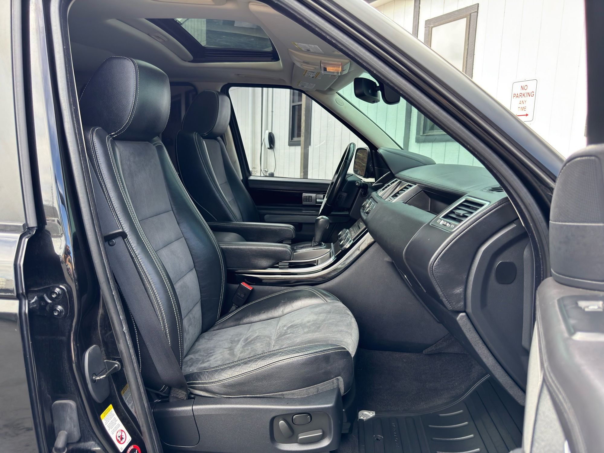2010 Land Rover Range Rover Sport HSE photo 16