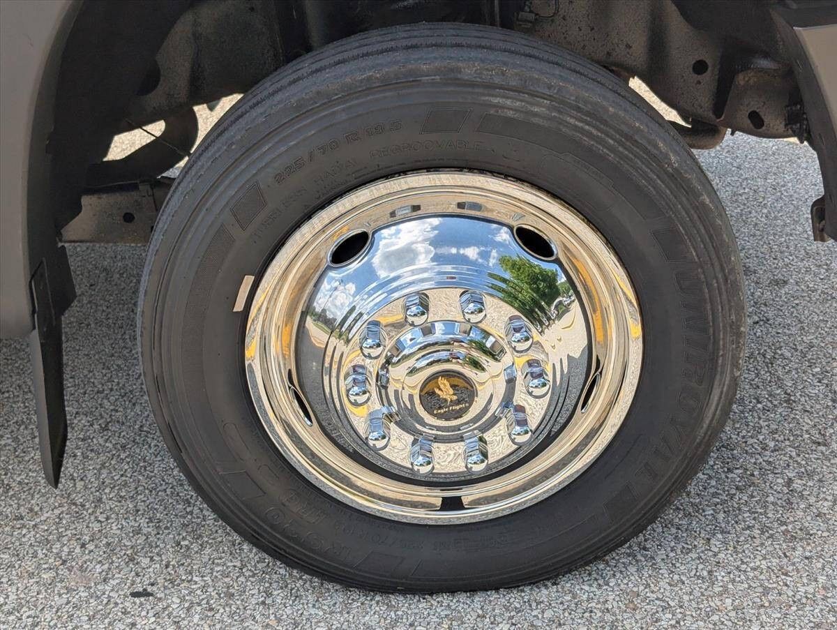 2011 Ford F-550 Super Duty 17