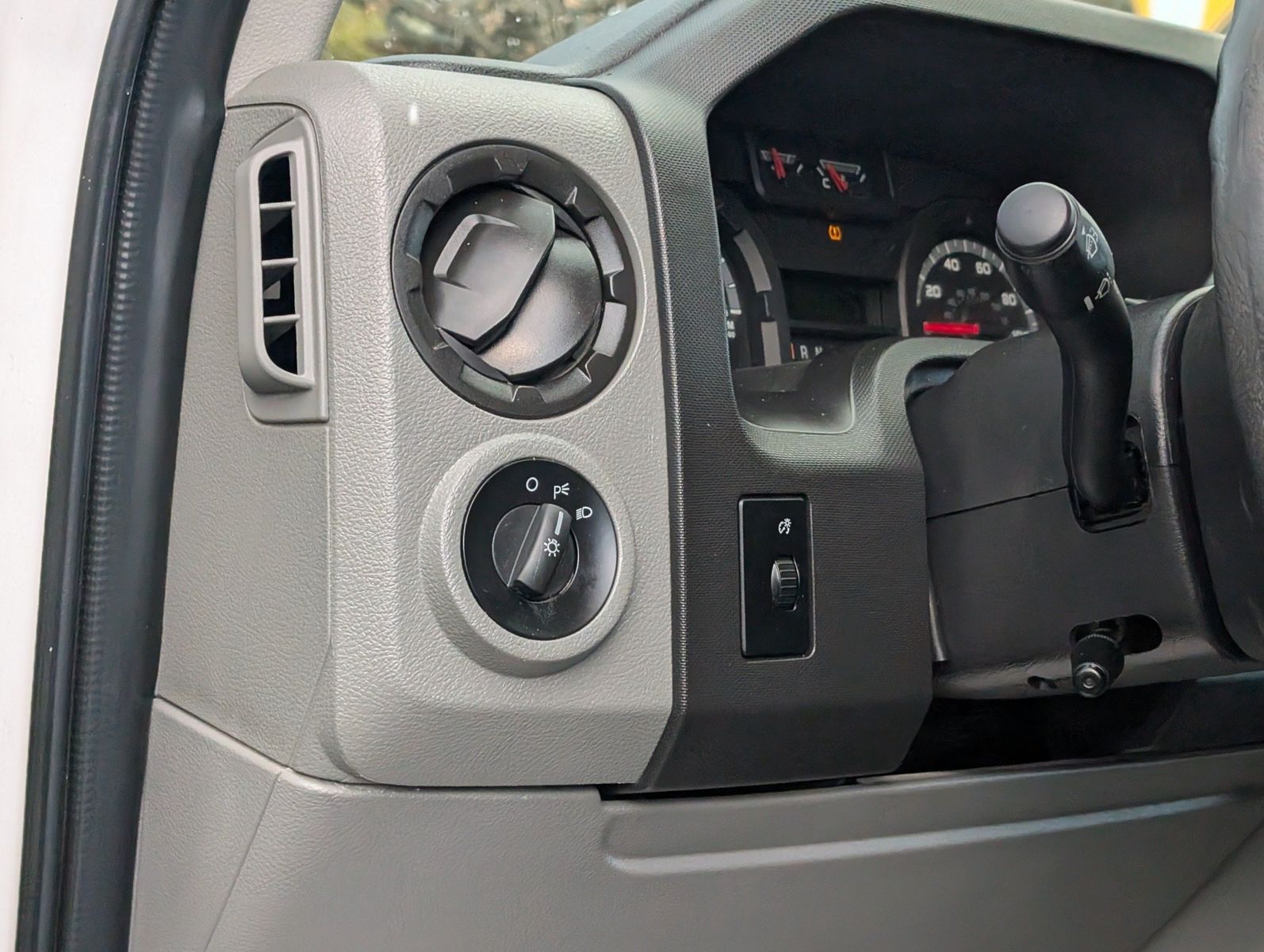 2015 Ford E-Series 84