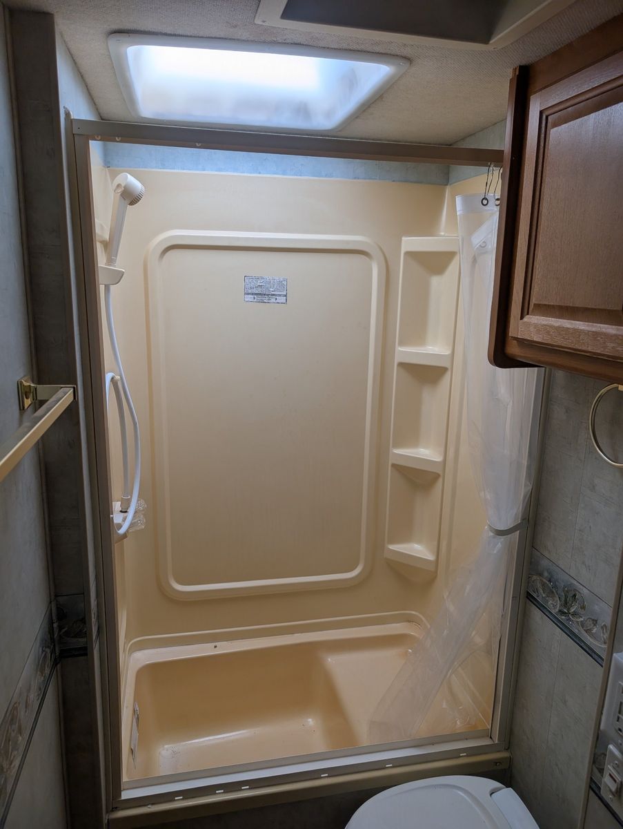 2004 Ford E-Series Chassis 97