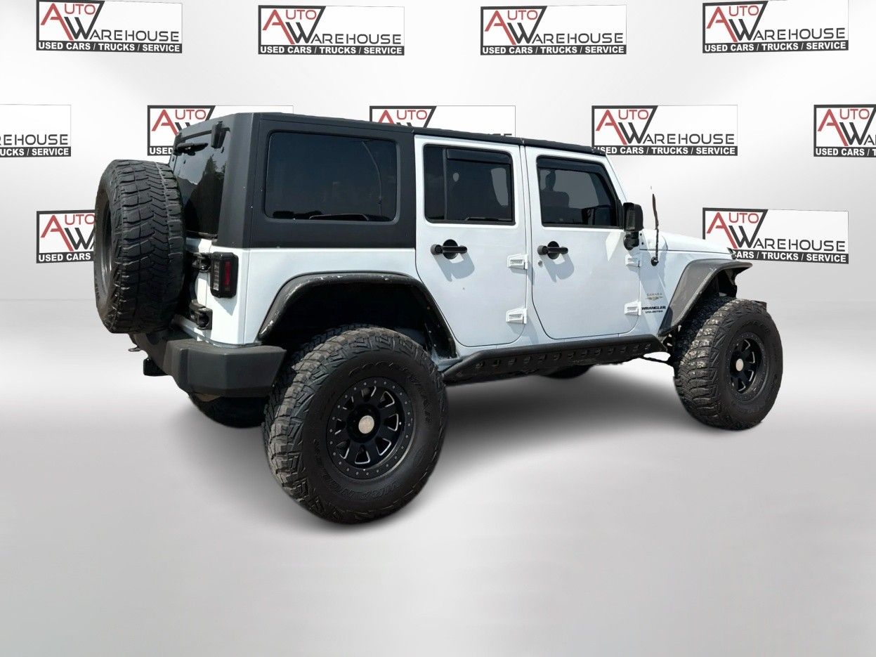 2013 Jeep Wrangler Unlimited Sahara photo 2