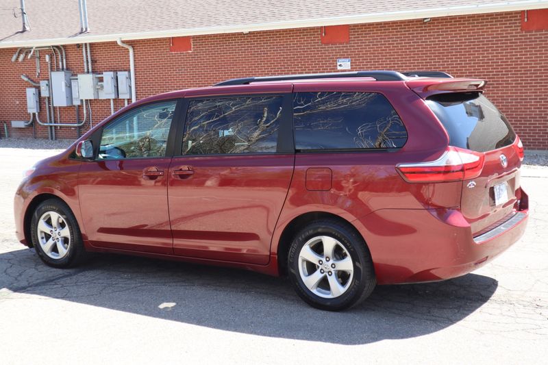 2016 Toyota Sienna Photos