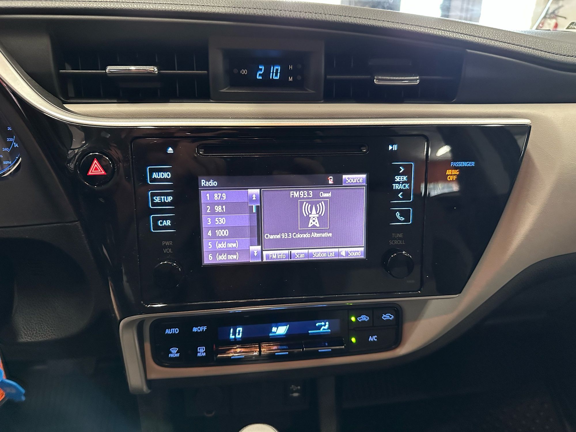 2018 Toyota Corolla LE photo 8
