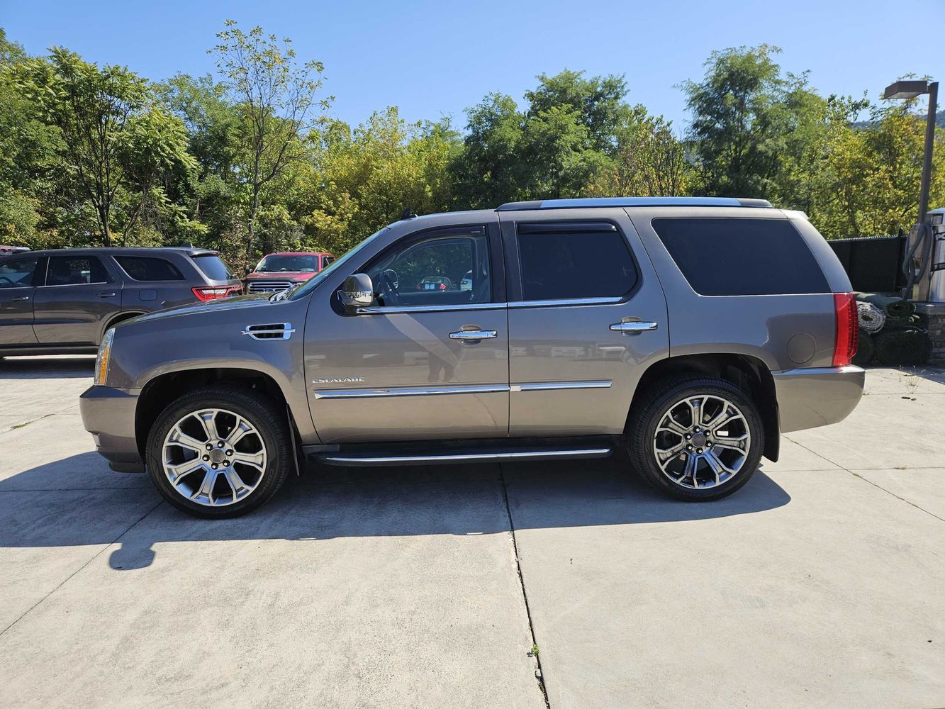2011 Cadillac Escalade Luxury photo 4