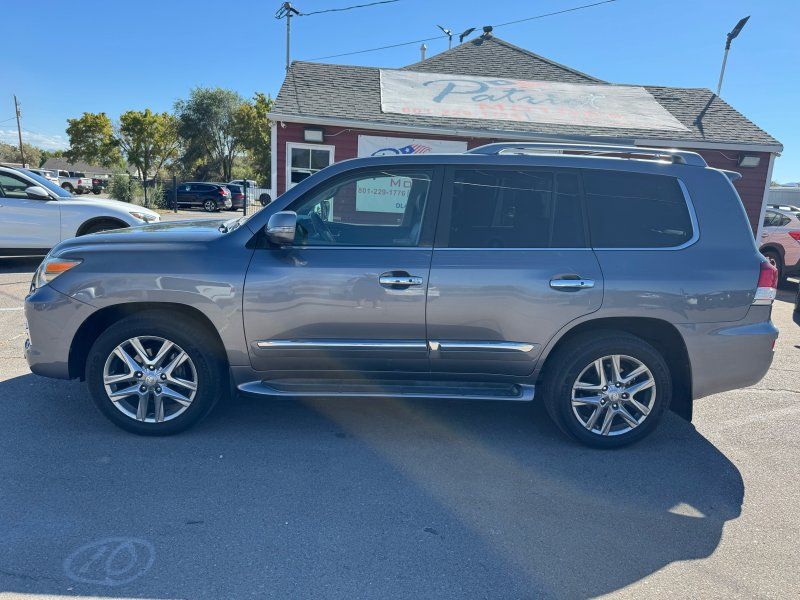 2013 Lexus LX 570 Luxury photo 2