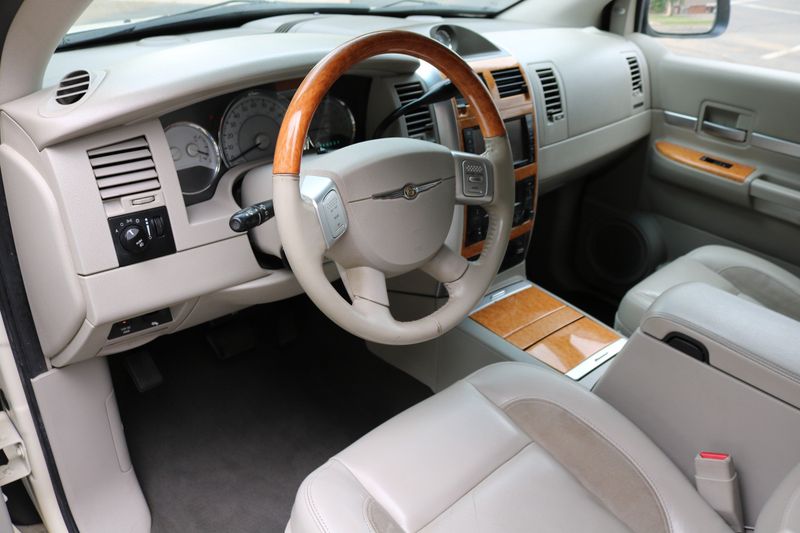 2008 Chrysler Aspen Photos