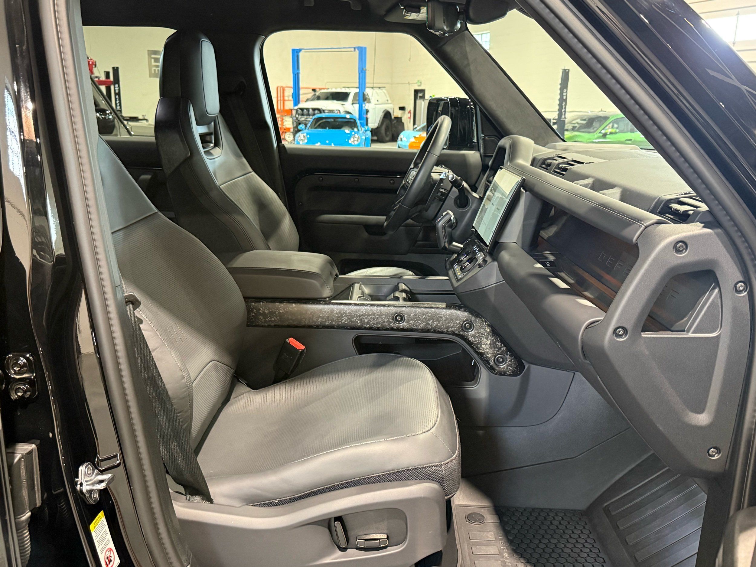 2026 Land Rover Defender P635 OCTA Black, photo 20