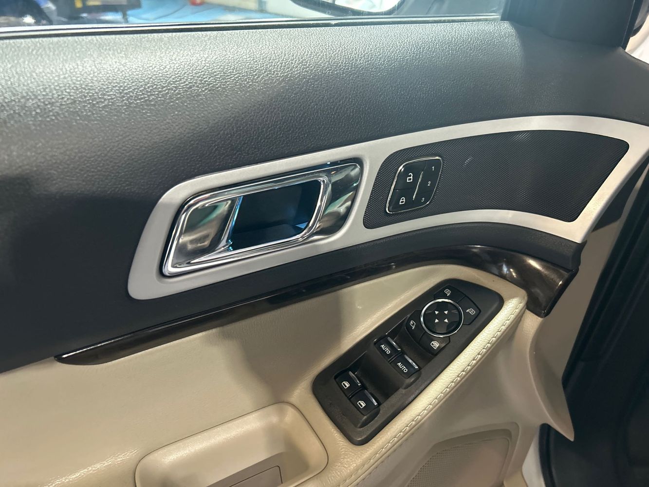 2012 Ford Explorer Limited photo 11