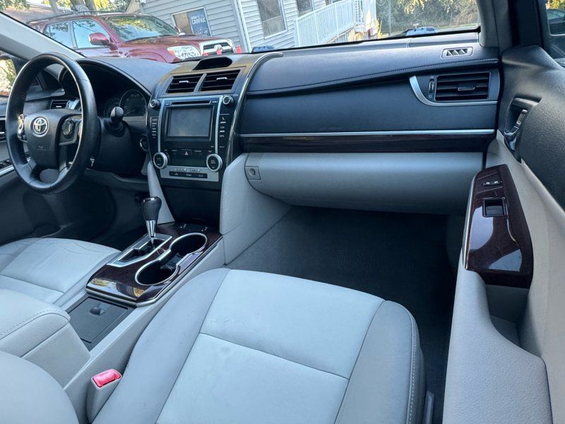 2012 Toyota Camry XLE photo 12
