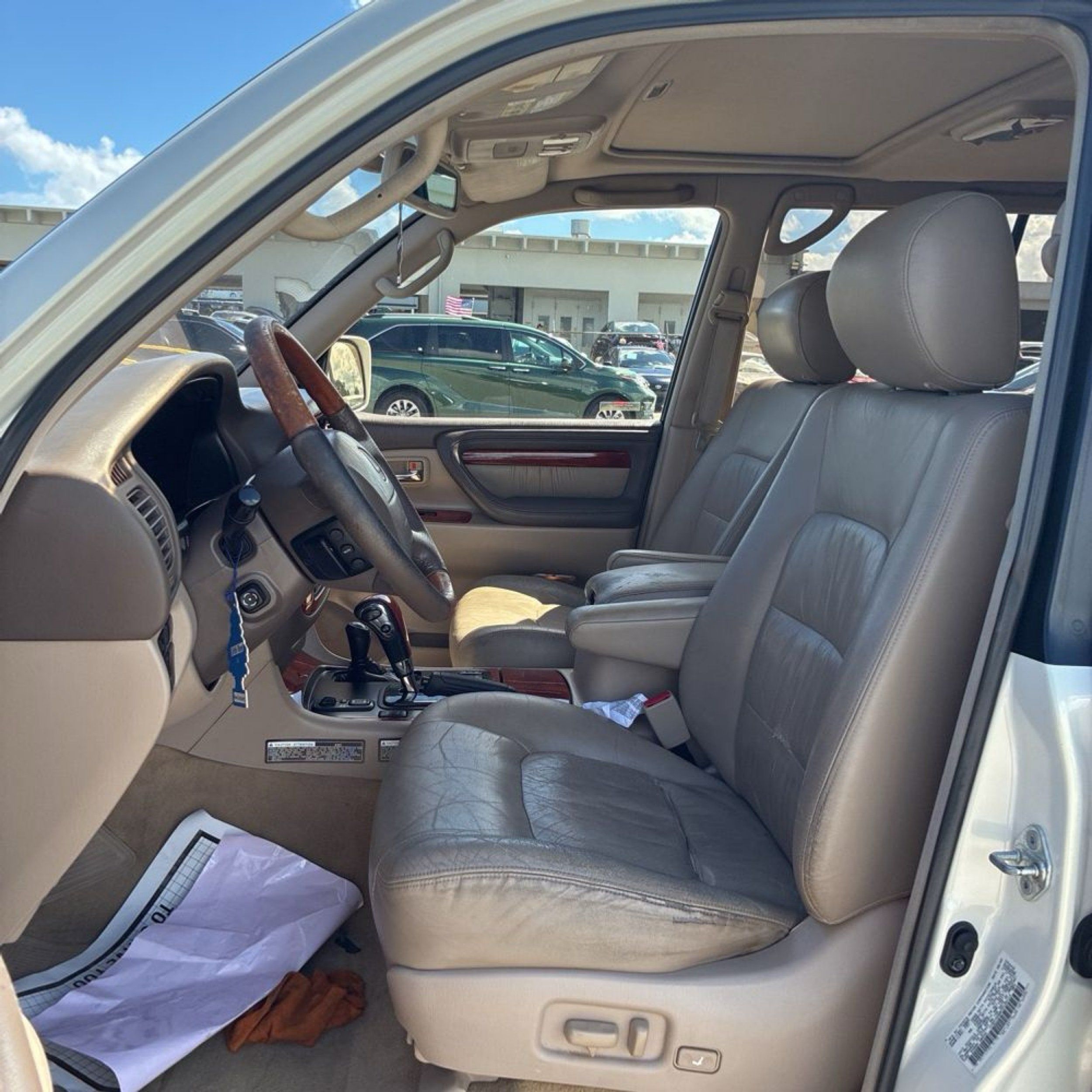 2000 Lexus LX 470 photo 13