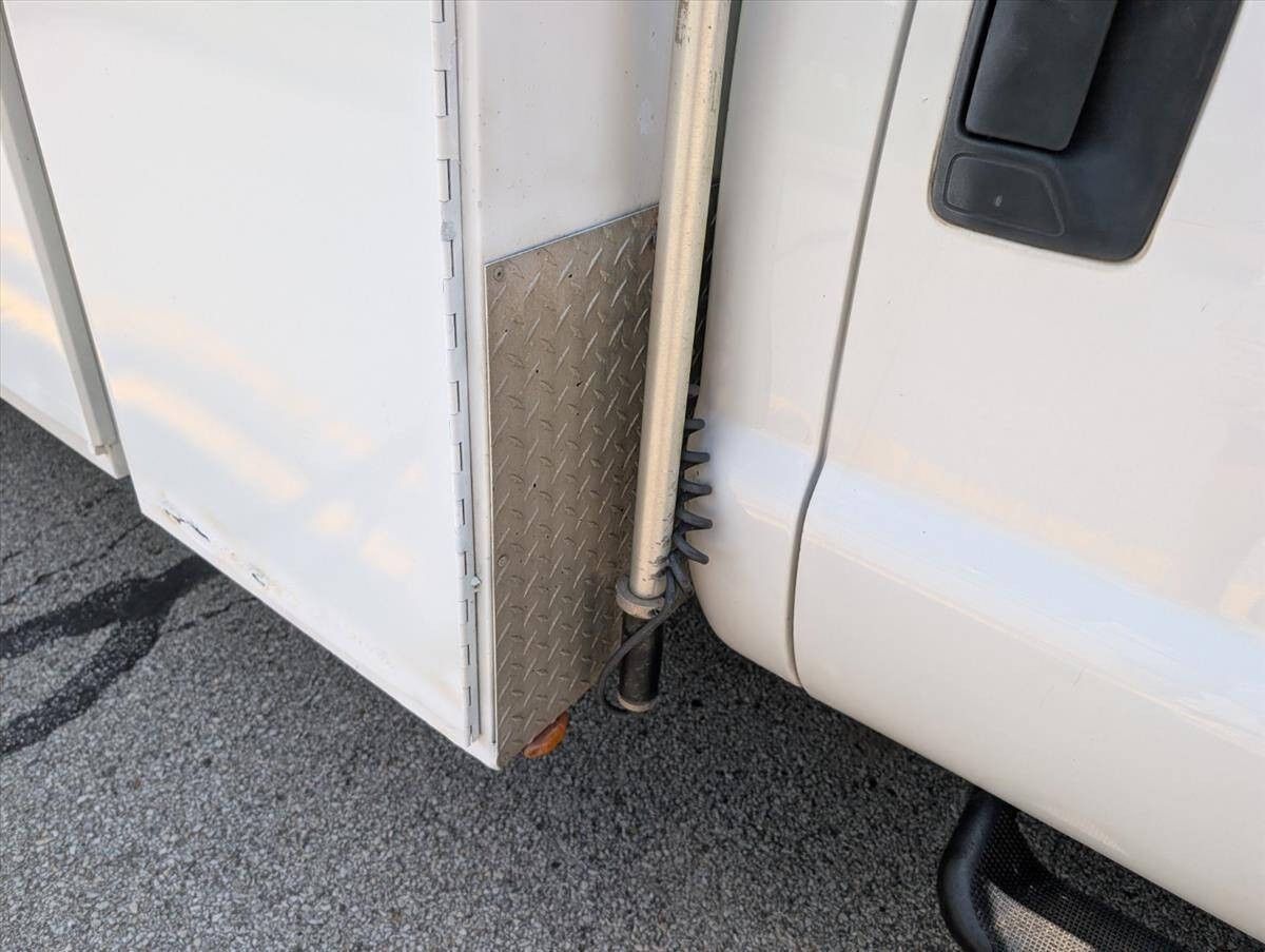 2011 Ford F-550 Super Duty 34