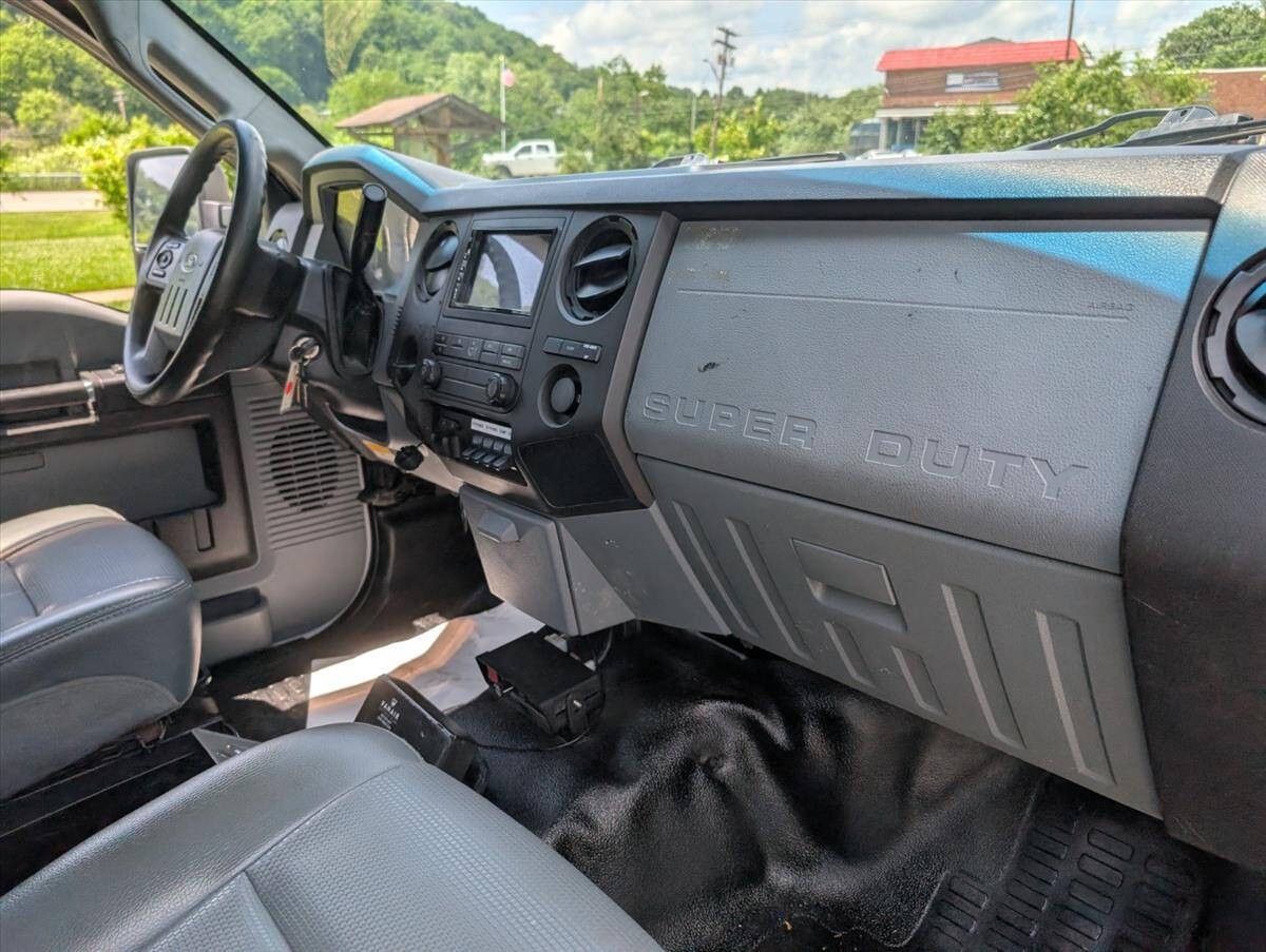2011 Ford F-550 Super Duty 28