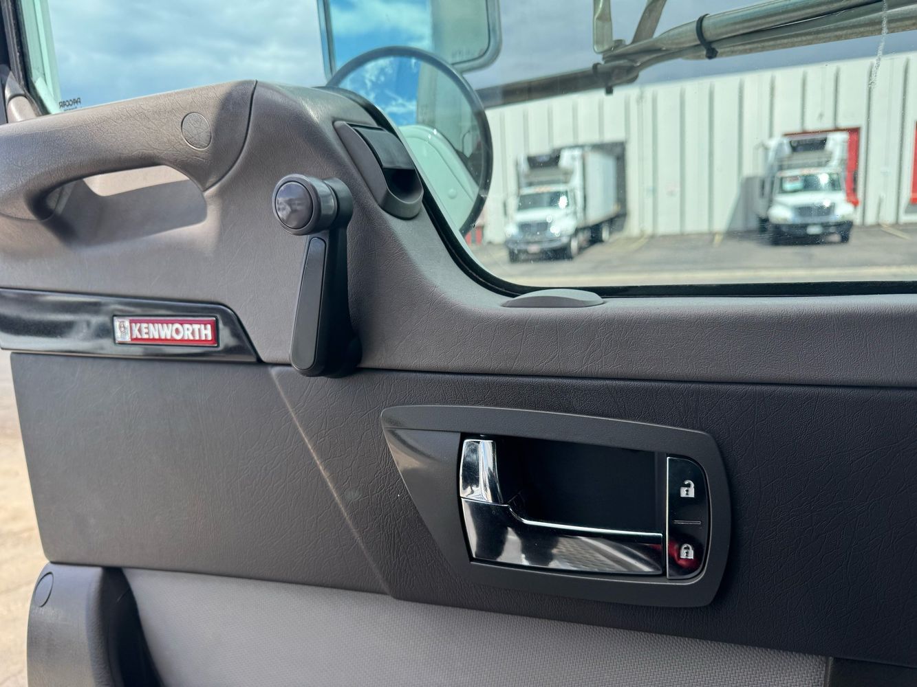 2019 Kenworth T3 Series photo 19