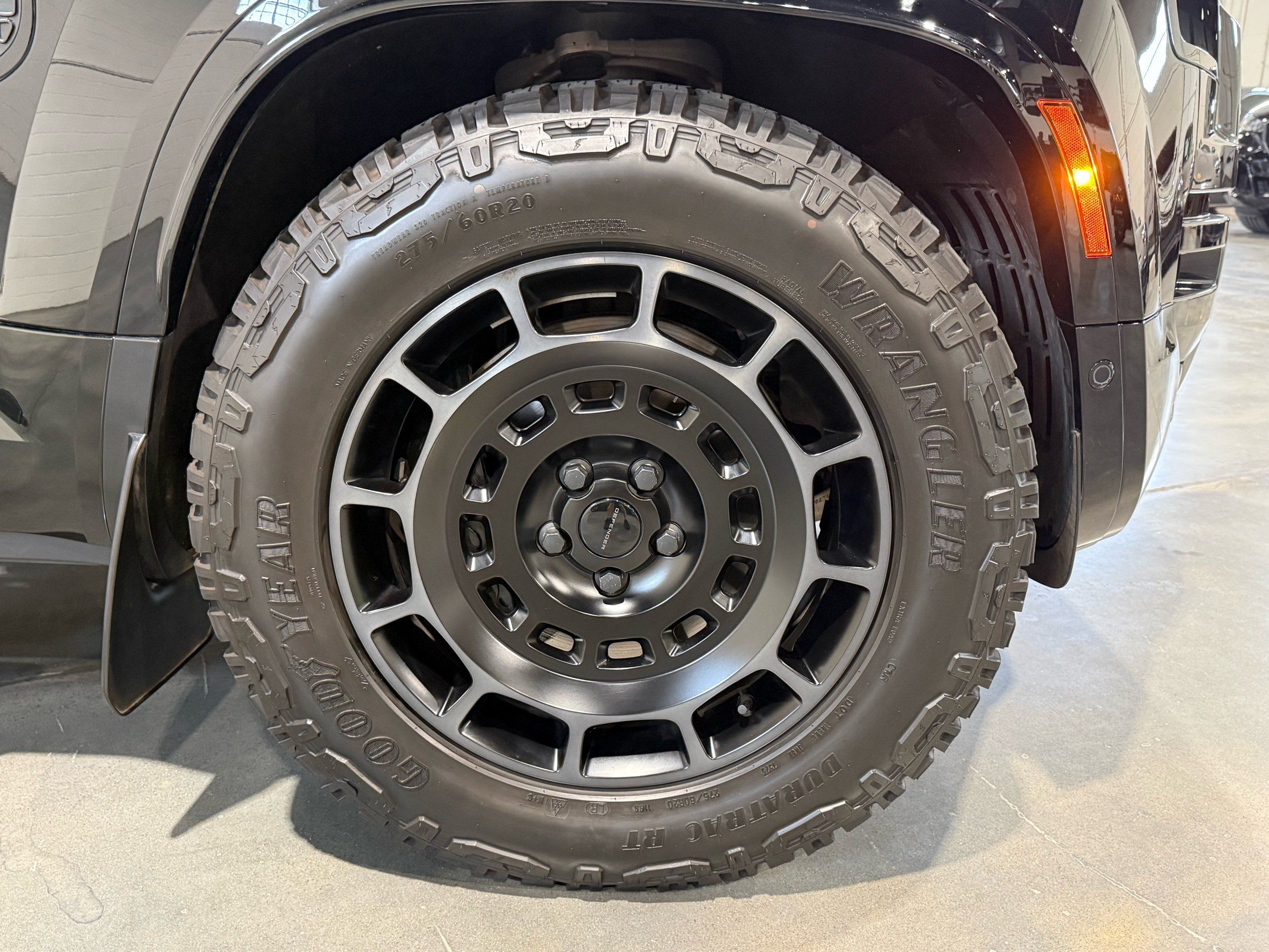 2026 Land Rover Defender P635 OCTA Black, photo 23