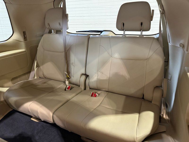 2011 Lexus LX 570 Base, photo 15