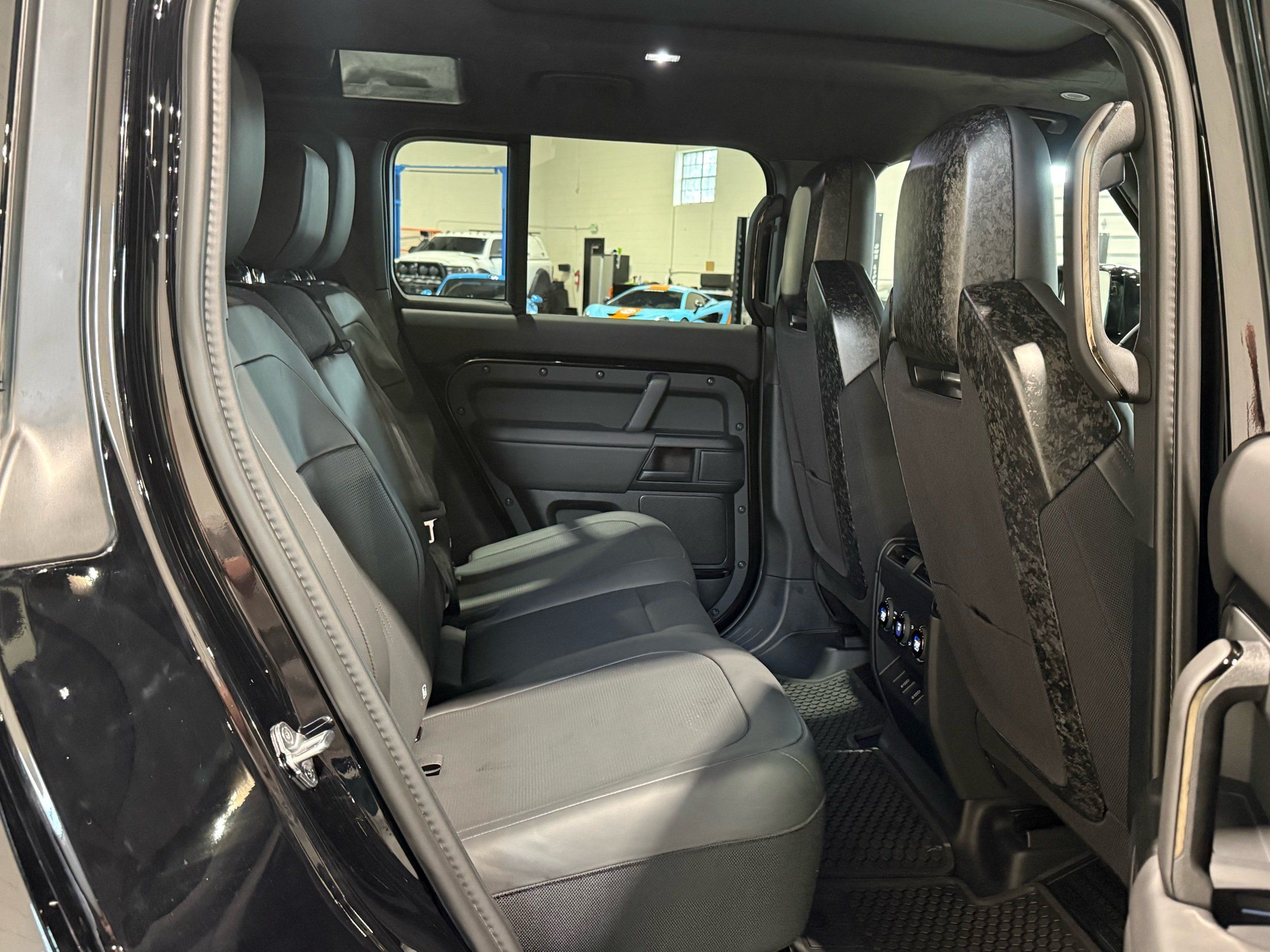 2026 Land Rover Defender P635 OCTA Black, photo 17