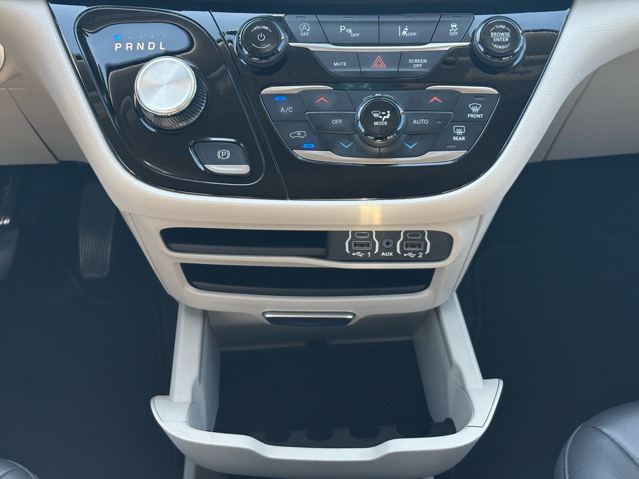 2024 Chrysler Pacifica Touring L - Photo 16