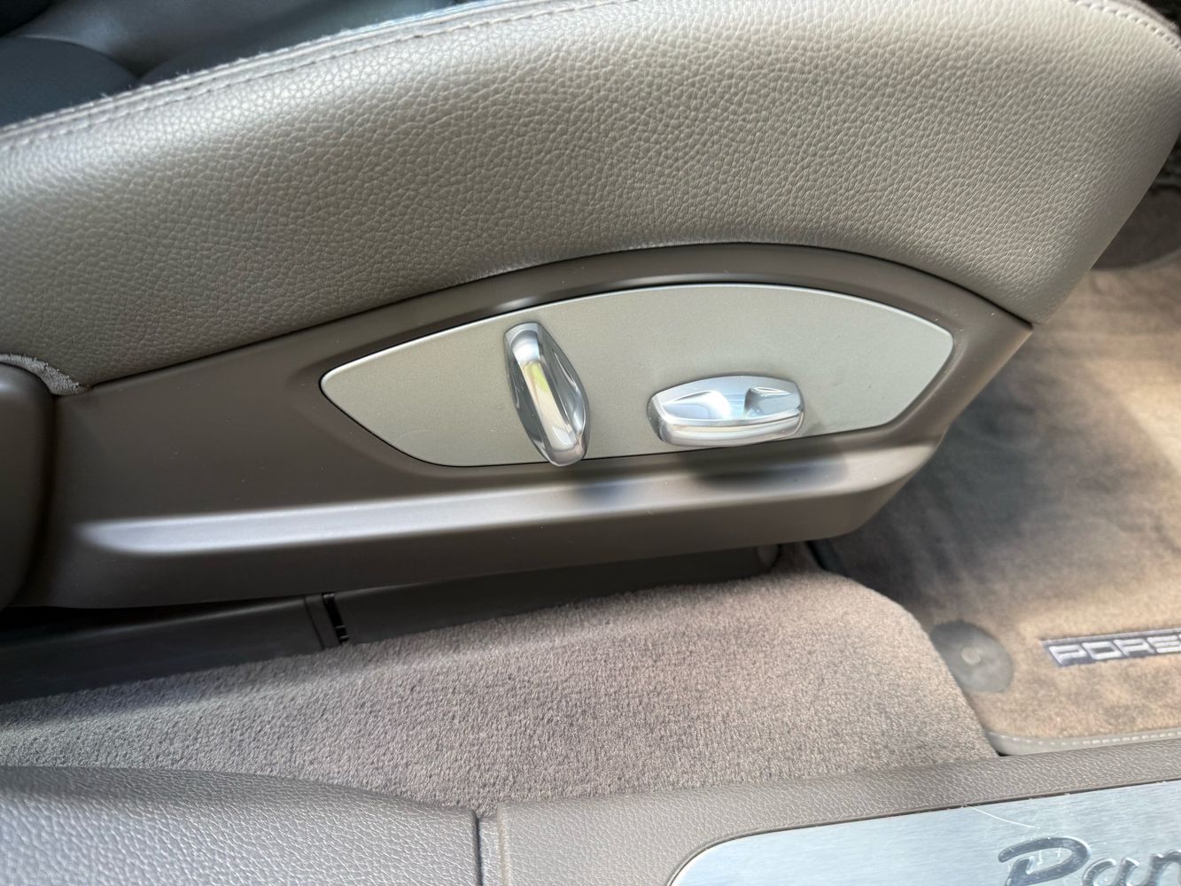 2015 Porsche Panamera 4S photo 35