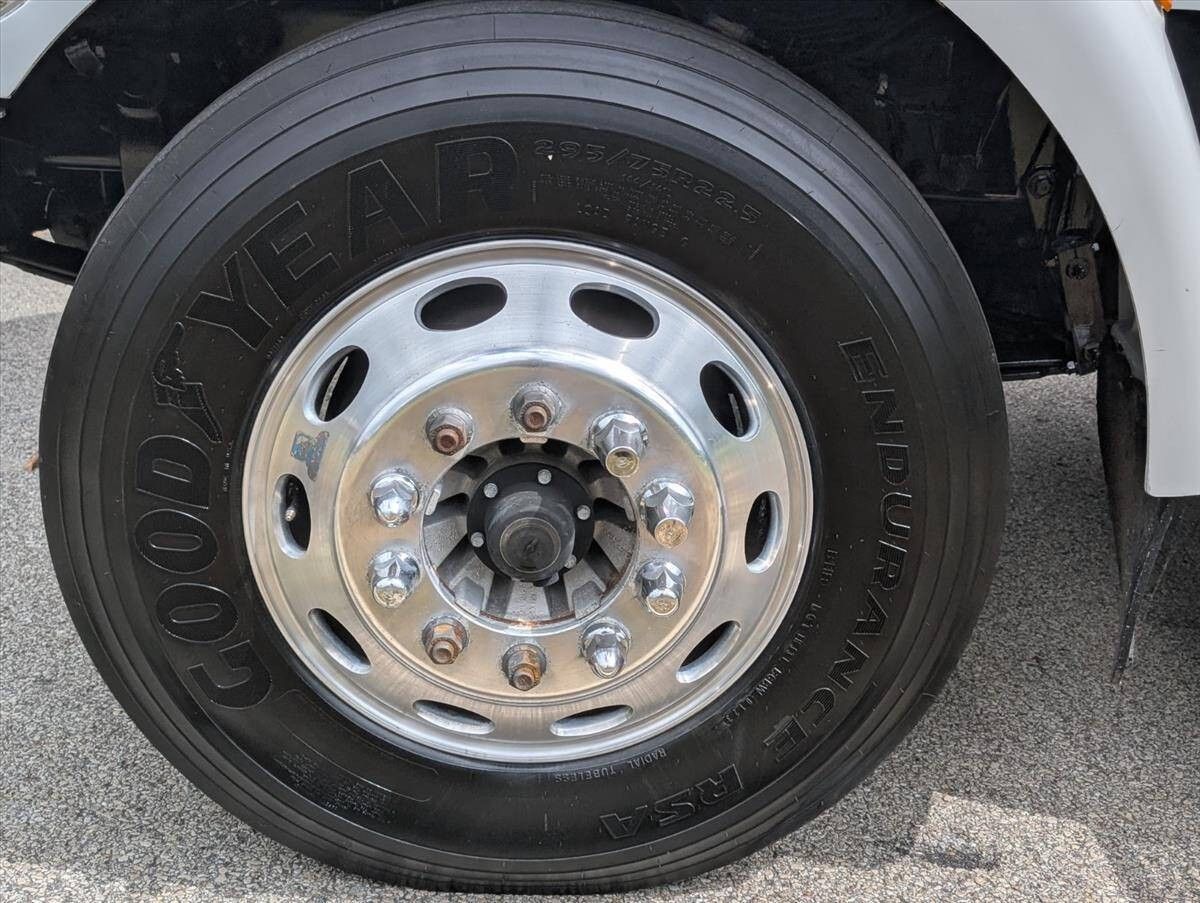 2007 Peterbilt 335 61