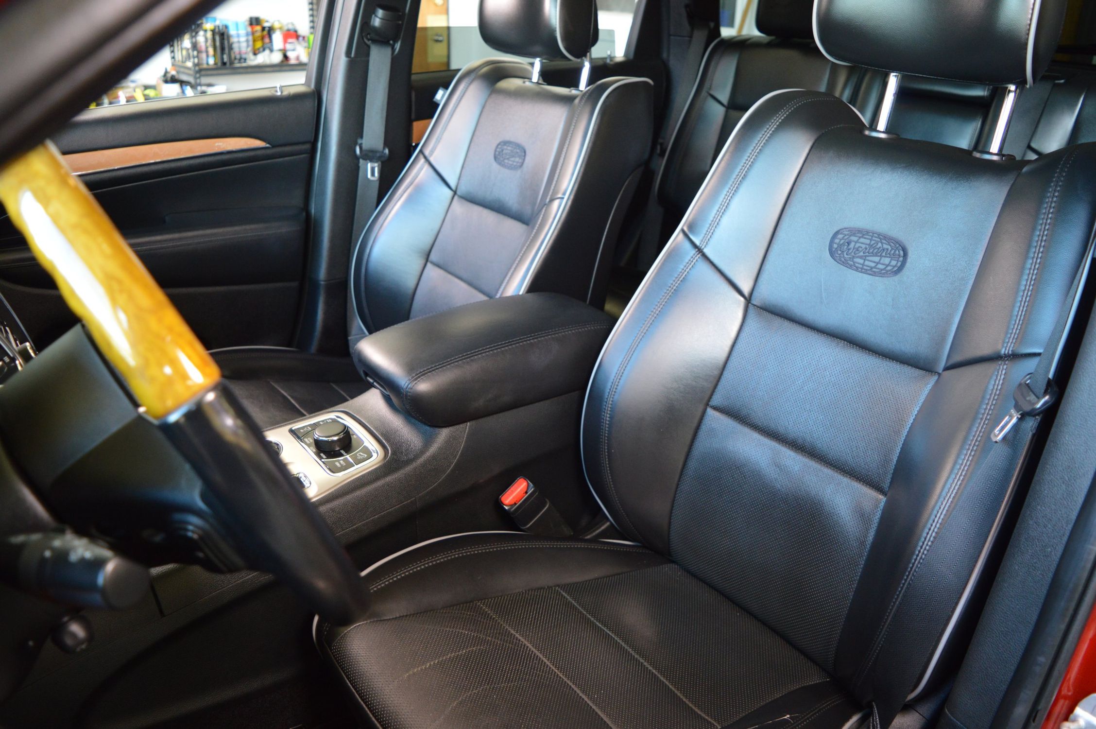 2011 Jeep Grand Cherokee Overland photo 29