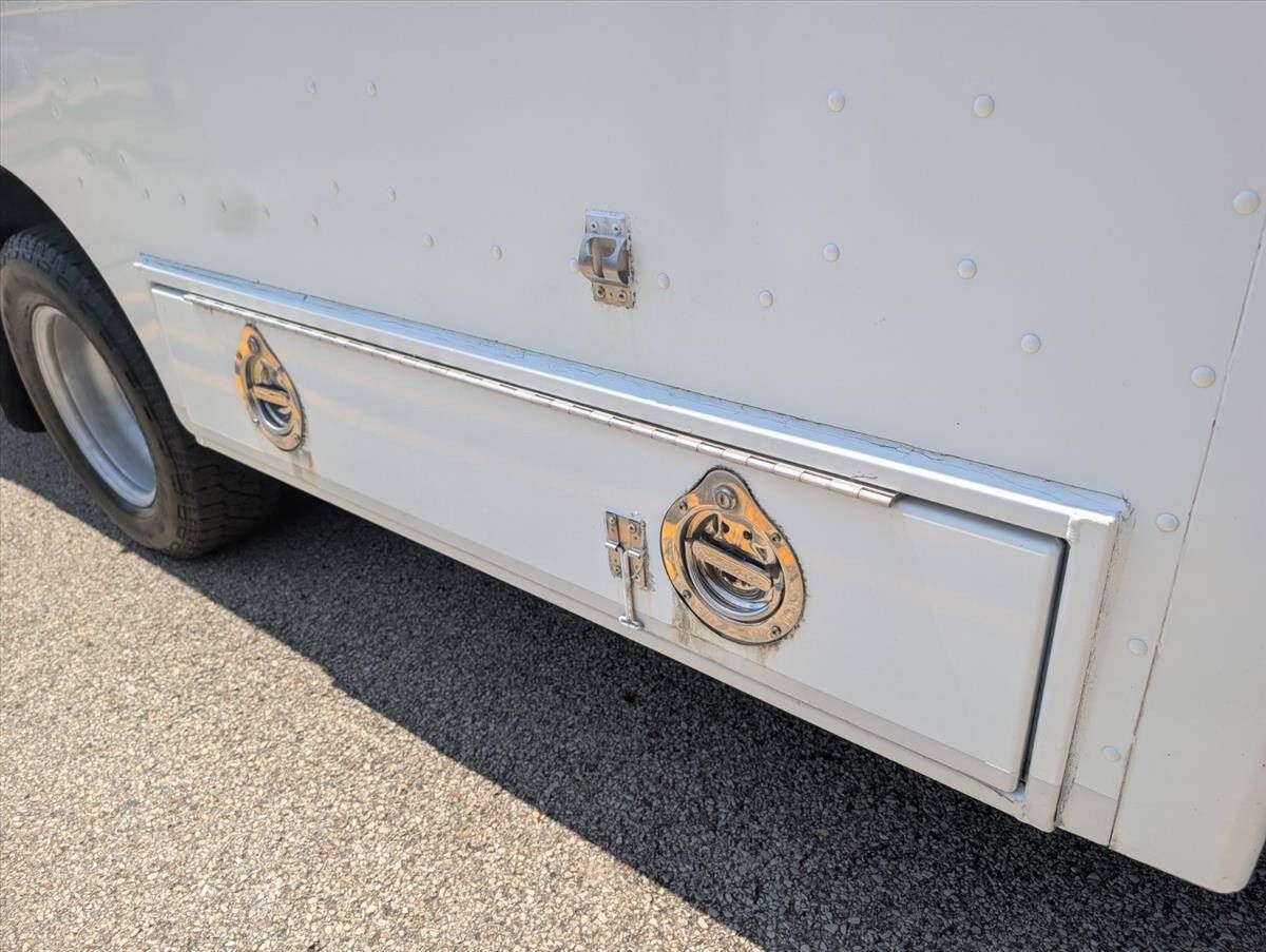 2008 Chevrolet Express Cutaway 33