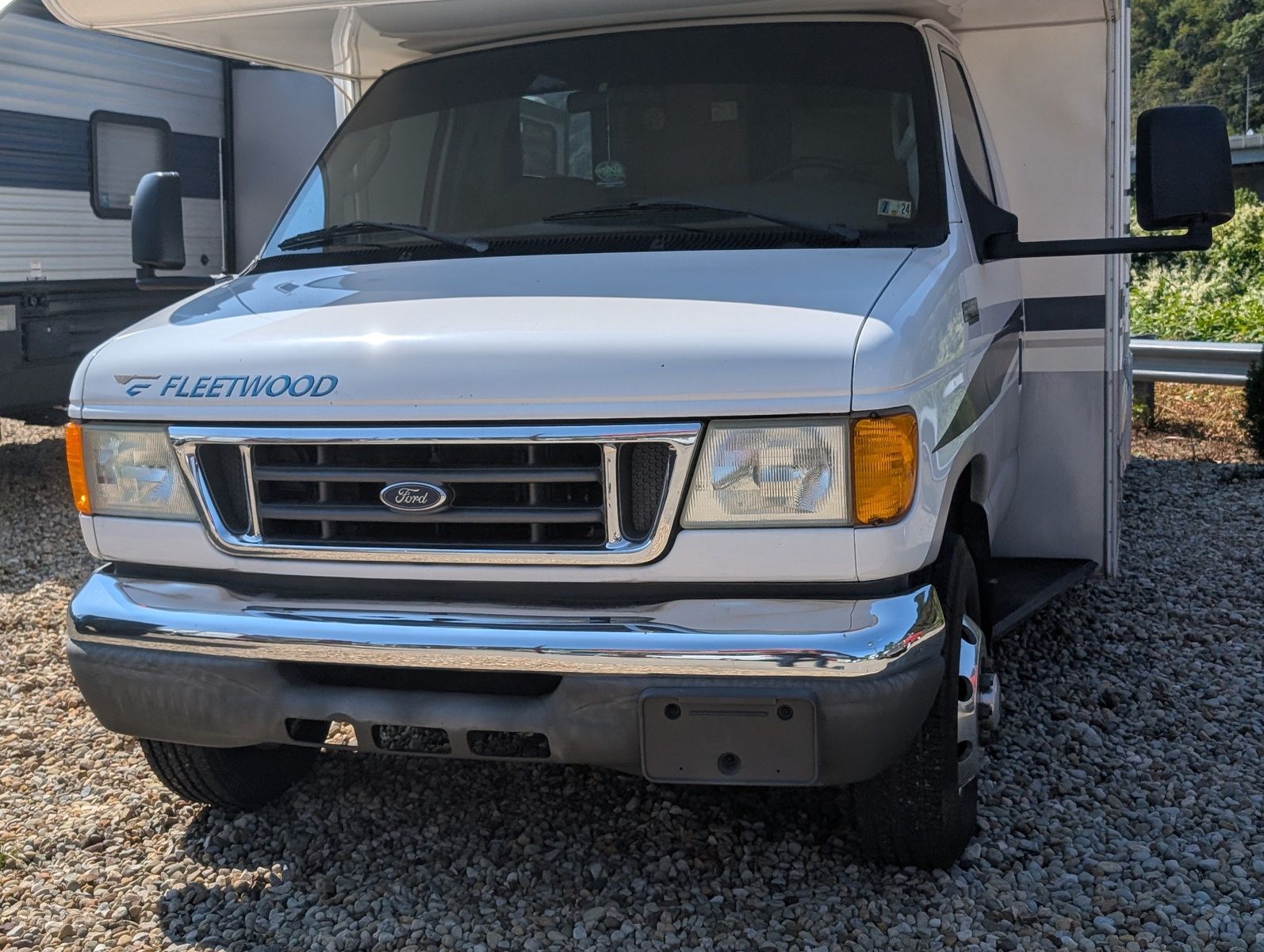 2004 Ford E-Series Chassis 13