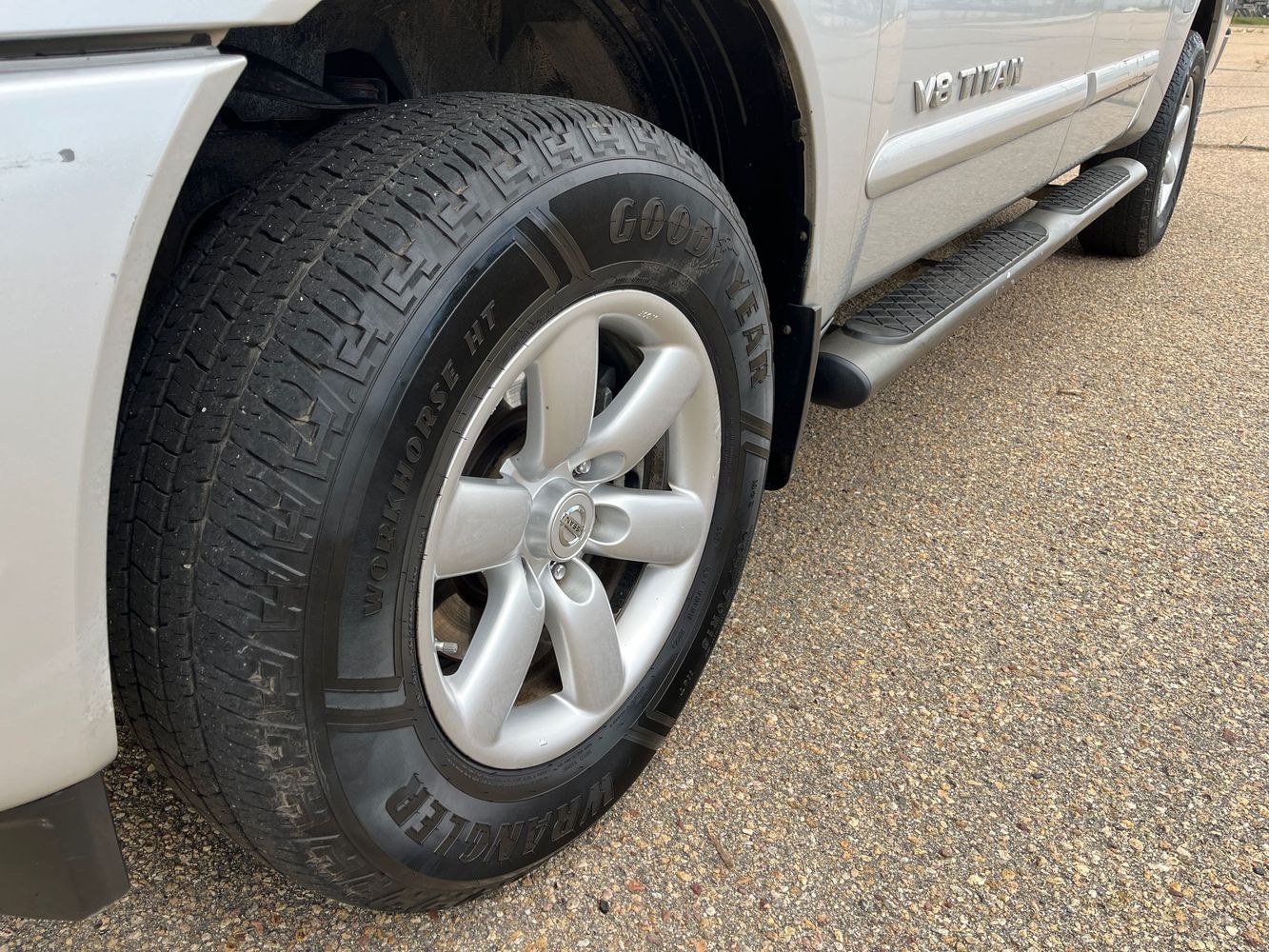 2014 Nissan Titan SV photo 20