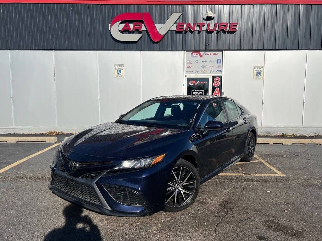 2021 Toyota Camry SE's photo