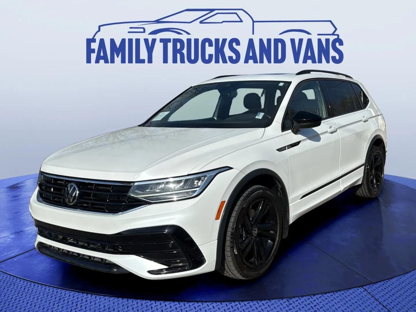 2023 Volkswagen Tiguan 2.0T SE R-Line Black's photo