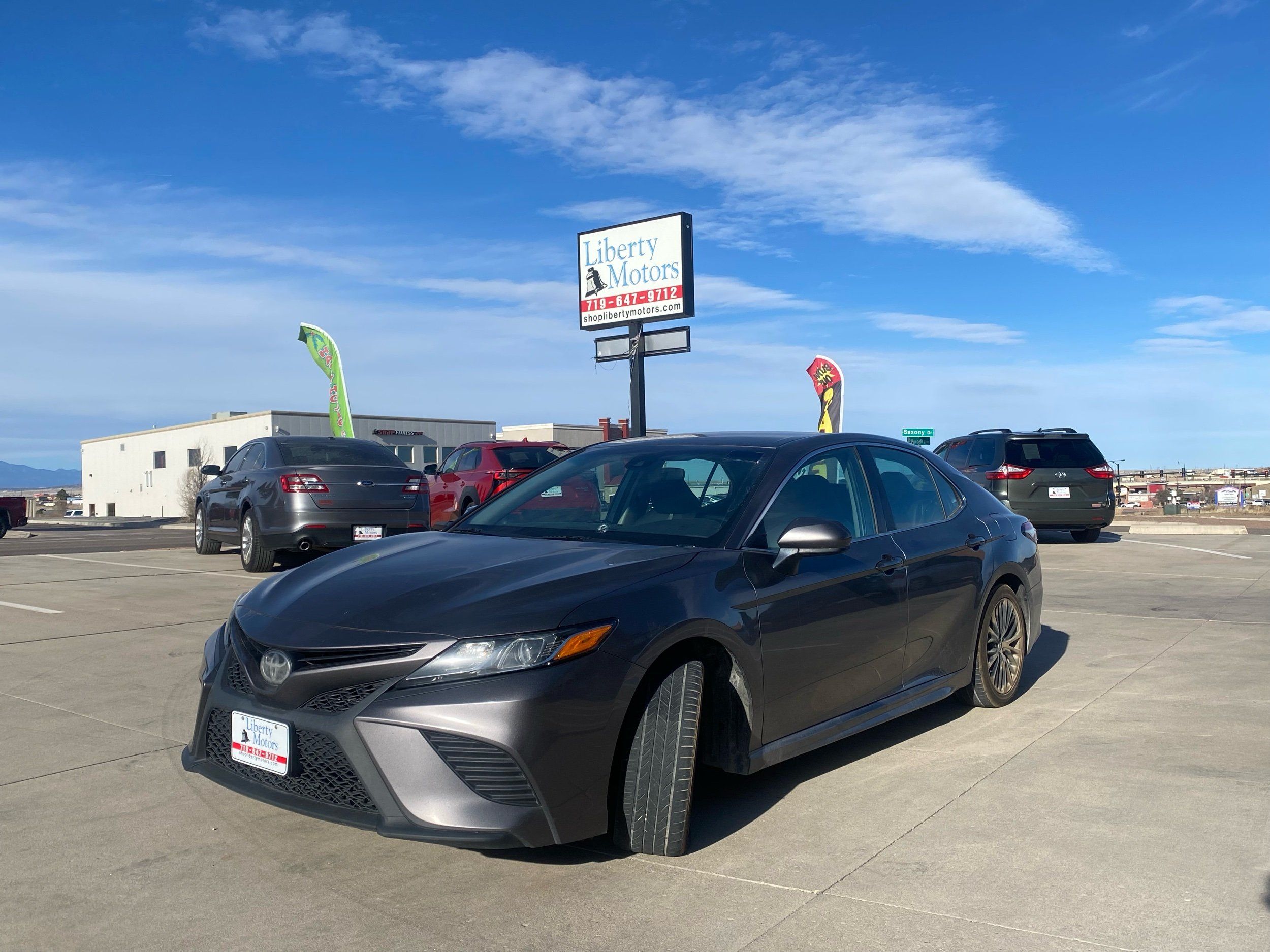 2019 Toyota Camry SE's photo