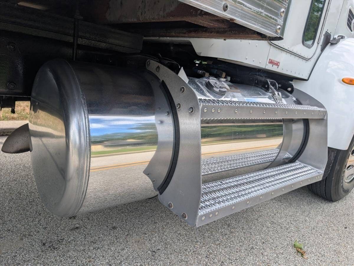 2007 Peterbilt 335 96