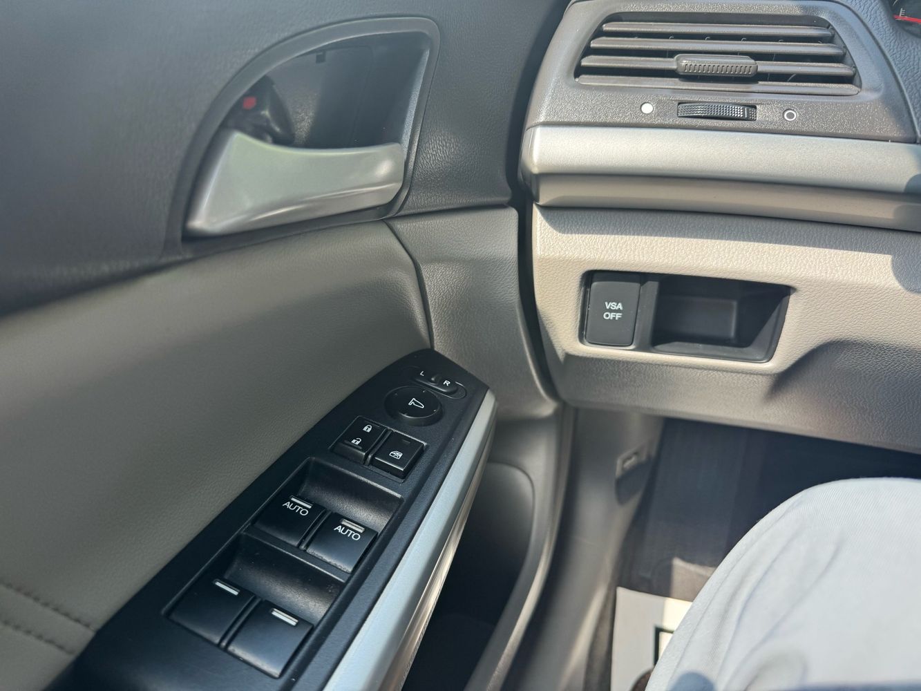 2010 Honda Accord EX-L V6 photo 27