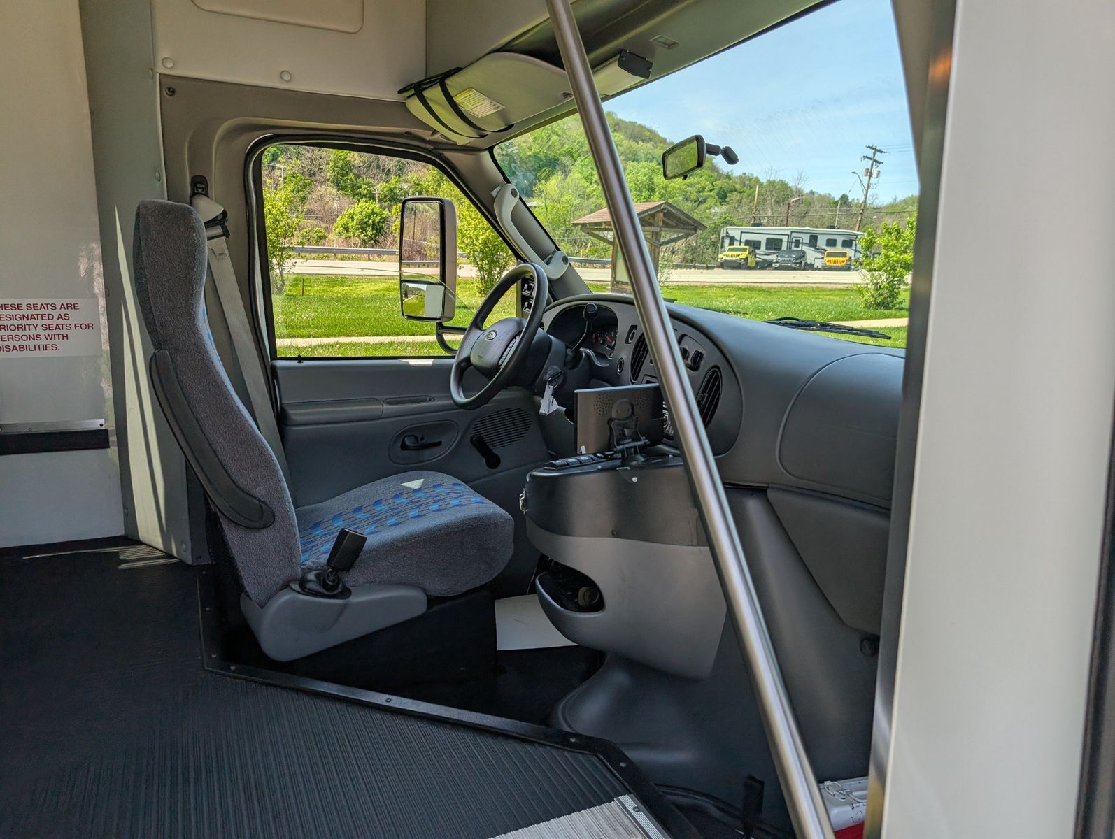 2007 Ford E-450 Cutaway 58