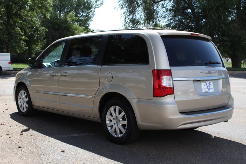 2013 Chrysler Town and Country Photos