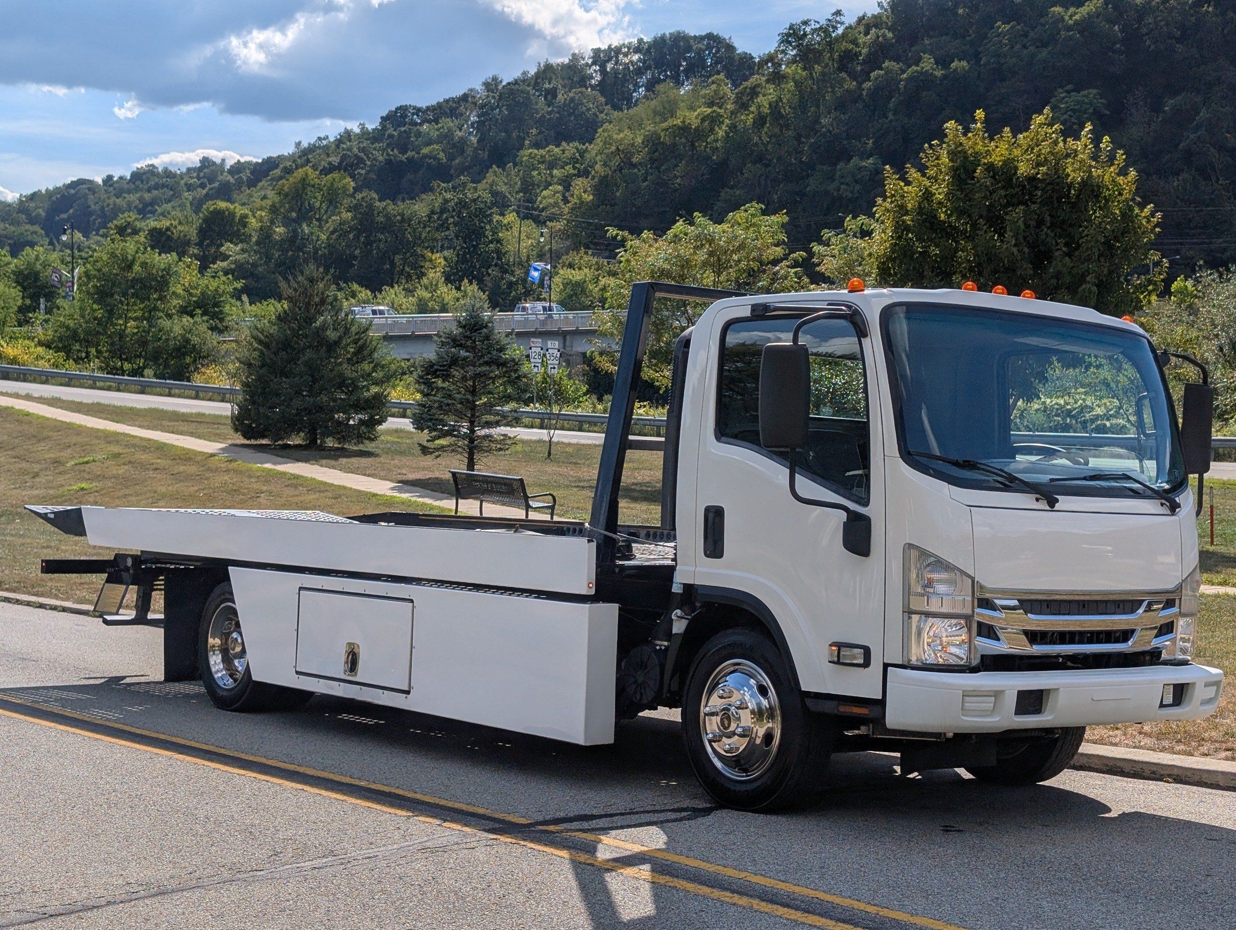 2021 Isuzu NRR photo 3