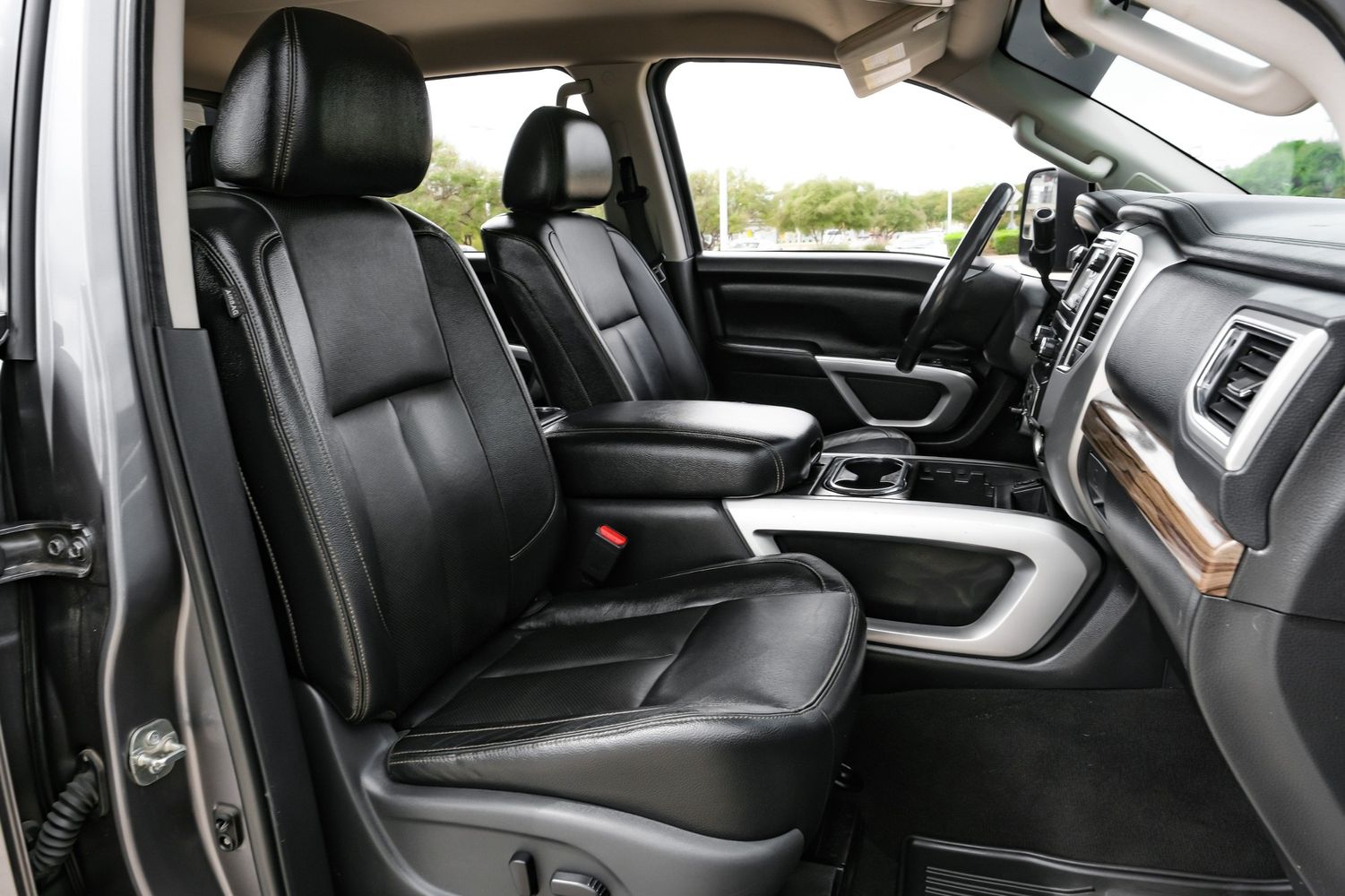 2017 Nissan Titan SL photo 31