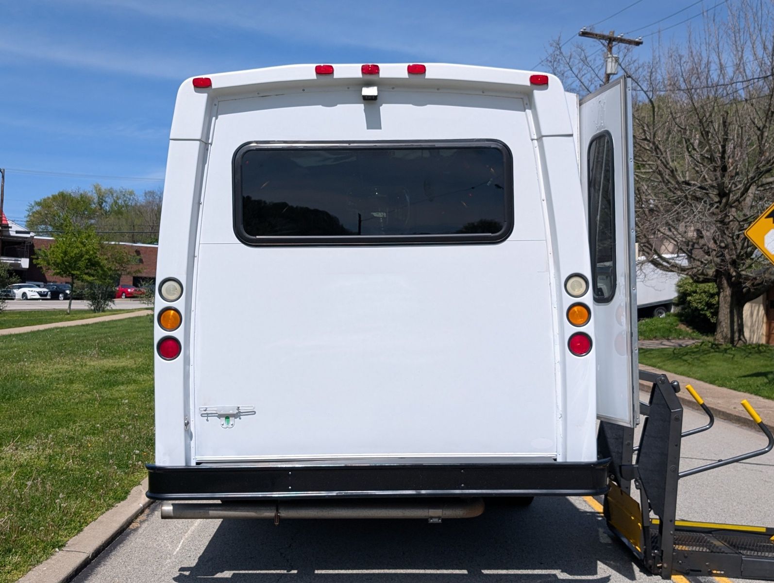 2007 Ford E-450 Cutaway 13