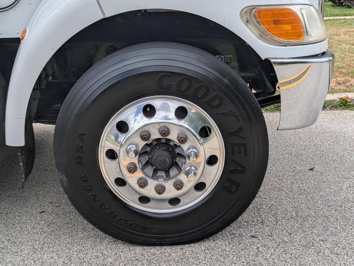 2007 Peterbilt 335 23