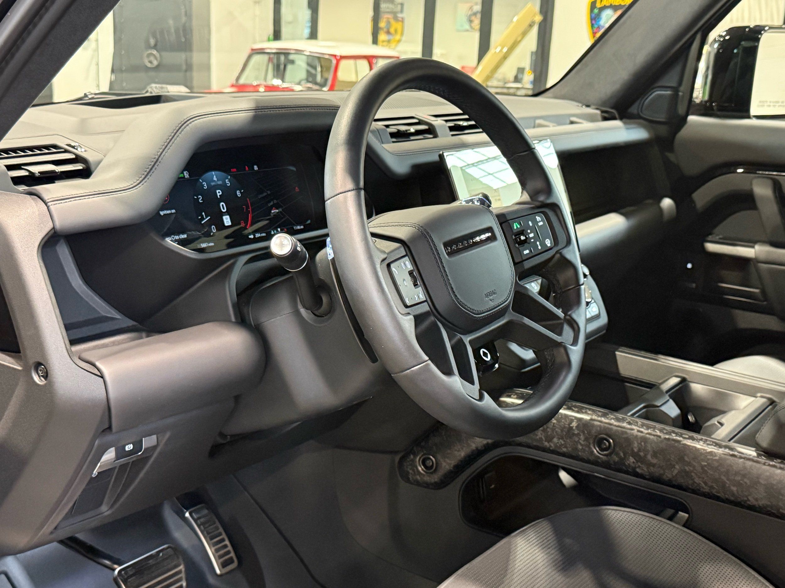 2026 Land Rover Defender P635 OCTA Black, photo 10
