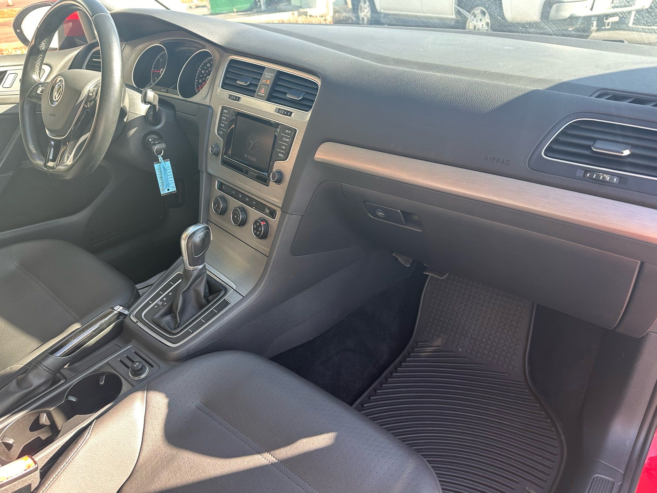 2015 Volkswagen Golf TDI S photo 11