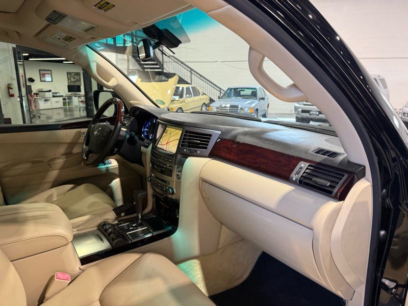 2011 Lexus LX 570 Base, photo 22