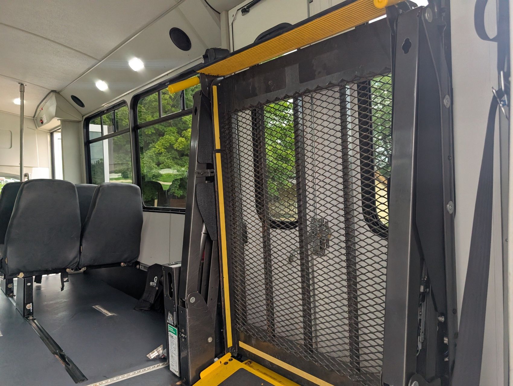 2016 Ford E-350 40
