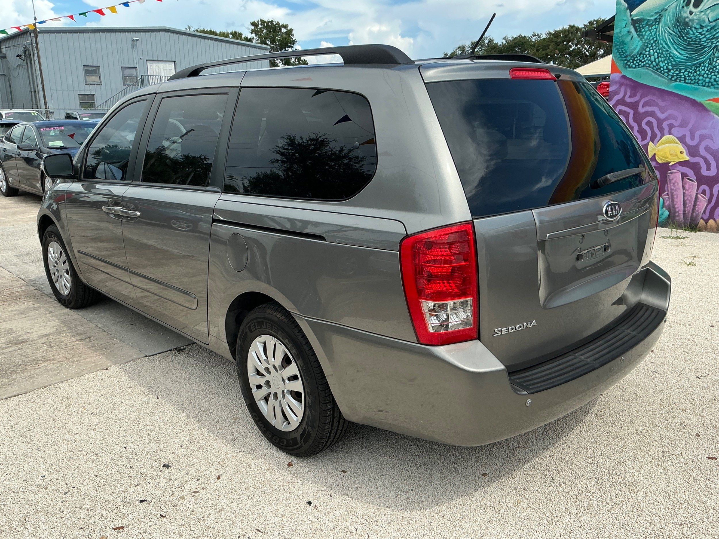 2012 Kia Sedona LX photo 3