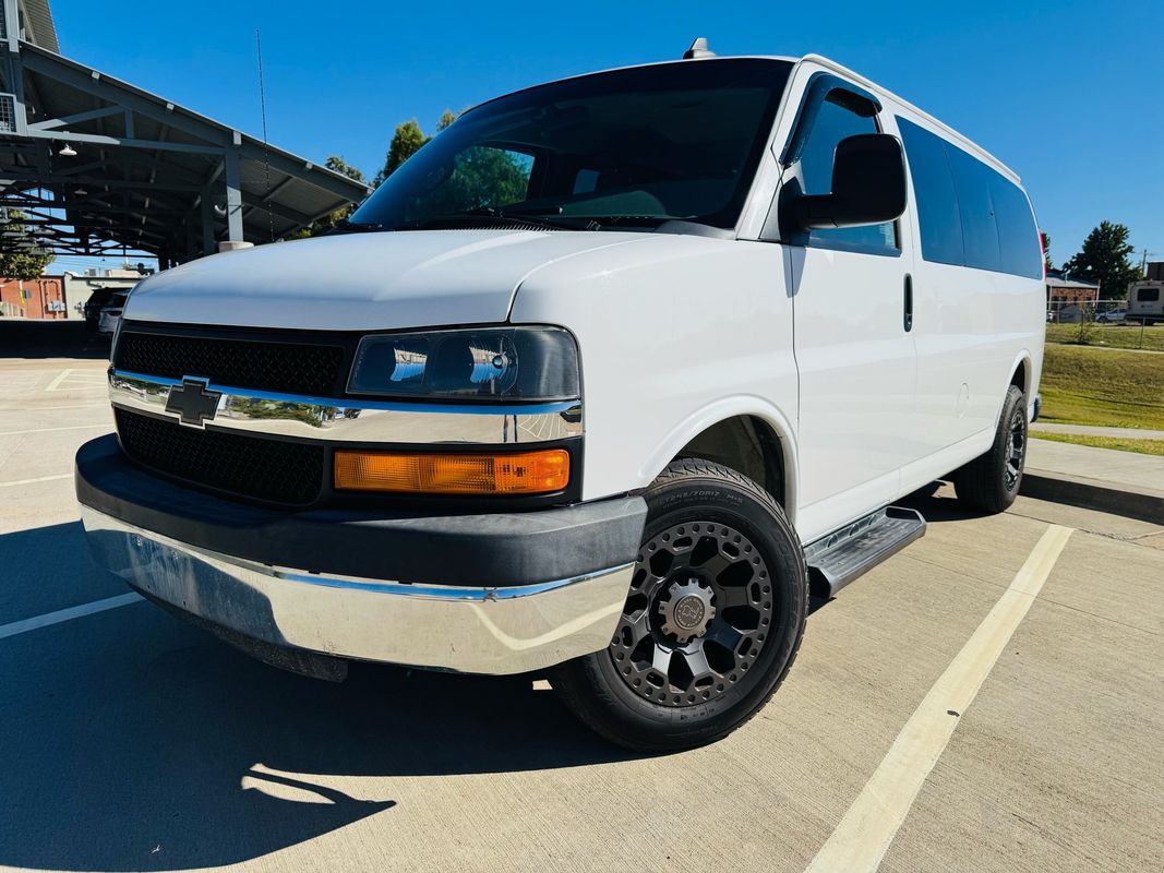 2016 Chevrolet Express 2500 LT's photo